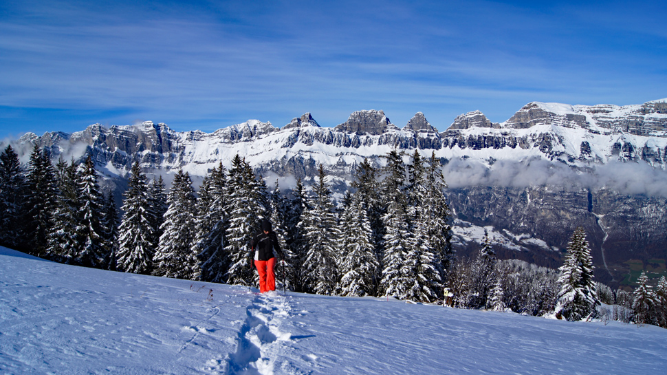 Die Schneeschuhtouren in der Ostschweiz bieten Ausblicke auf atemberaubende Gipfelformationen